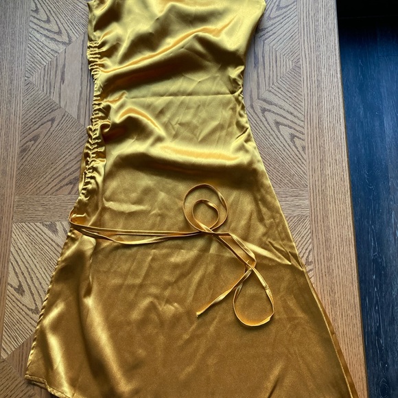 Gold satin dress, size small. Fits like a an XS - Picture 5 of 7